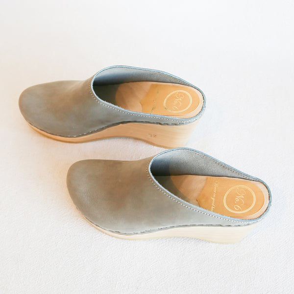 No 6 store wedge clogs